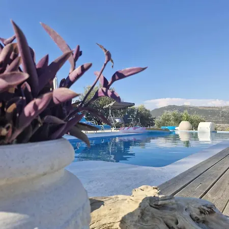 Villa Kotseris Luxury Villas, Jiovanni & Angelina Szívota